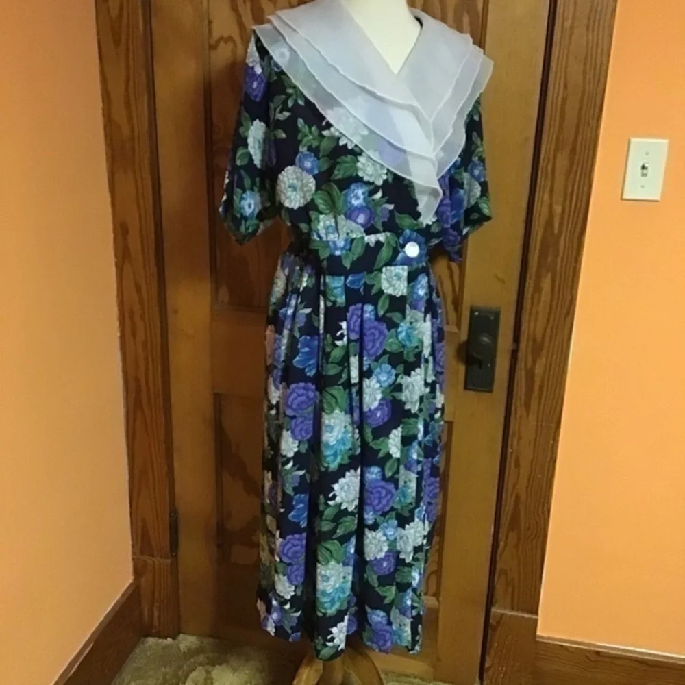 Floral Midi Dress with Sheer Collar - Picture 4 of 7